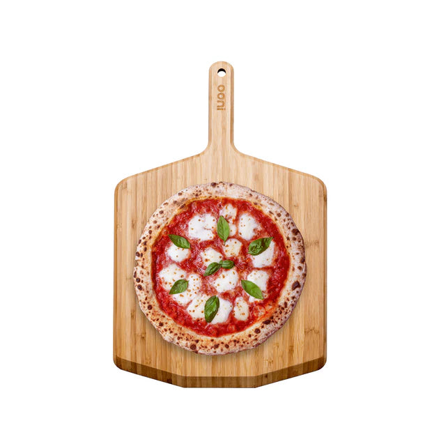 OOni Hiolz-Pizzaschaufel mit Pizza