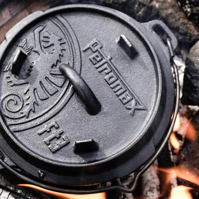 ein Dutch Oven auf einem Lagerfeuer von oben fotografiert in Nahaufnahme