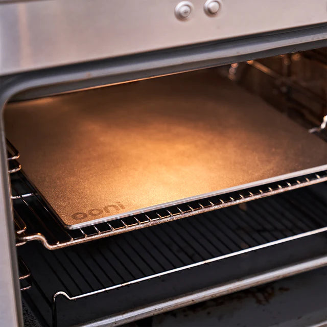 Anwendung Ooni Pizzastahl im Backofen